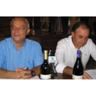 Jesús Álvarez y Alfonso Arias en la presentación de la ofrenda a la patrona del vino.