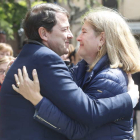 Alfonso Fernández Mañueco abraza a la candidata del PP en León, Margarita Torre. RAMIRO