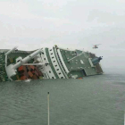 Labores de rescate de los pasajeros del buque.