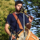 Benjamín Rodríguez, tocando flauta de tres agujeros y tamboril