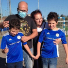 Nacho y Francisco, con sus padres nacho y Susana, en Oviedo durante un entrenamiento. DL