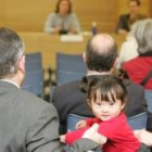 Un padre sujeta a su hija, durante la conferencia en el Club de Prensa