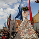 Los pendones ondean en una de las primeras rogativas del año, dedicada a la Virgen de Secos