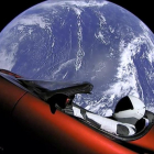 Esta imagen del vídeo proporcionada por SpaceX muestra el traje espacial de la compañía en el auto deportivo rojo Tesla, de Elon Musk, que fue lanzado al espacio durante el primer vuelo de prueba del cohete Falcon Heavy.