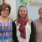 Marta Domínguez, en el centro, con Mercedes García, fundadora del Teléfono de la Esperanza en León, y Ana Isabel González, otra voluntaria.  
J. NOTARIO