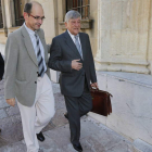 Emilio Fernández Tuñón, con maletín, ayer a su entrada a la Audiencia Provincial de León. RAMIRO