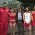 El atleta gordonés, a la izquierda, con la selección española.