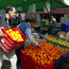 Imagen de un puesto del mercado de la fruta en la plaza de Colón.