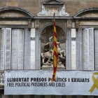 La fachada de la Generalitat, el pasado día 13, con el lazo amarillo en el balcón.
