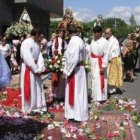 Procesión de San Pedro durante las fiestas patronales de Puente Castro.