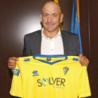 Claudio, en su presentación con el Cádiz hace una vuelta.
