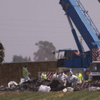 Retirada de los restos del avión siniestrado el pasado 9 de mayo en Sevilla.