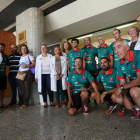 Los miembros del club de atletismo visitaron el área de pediatría del hospital.