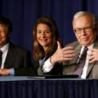 Warren Buffett, a la derecha, anunció ayer su donación en compañía de Bill y Melinda Gates