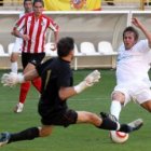 Quique en una acción ante el portero del Zamora en el último partido de liga.