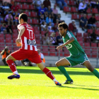 El centrocampista Juande lucha por el balón durante el encuentro de la Deportiva ante el Girona.