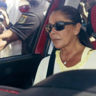 La cantante Isabel Pantoja saliendo de la cárcel de Alcalá de Guadaíra (Sevilla), con un permiso penitenciario, el pasado 30 de julio.