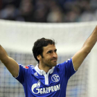 Raúl celebra uno de sus goles ante el Hanover 96 en el encuentro de la Bundesliga.