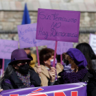 La concentración y movilización feminista en el centro de León, ayer. FERNANDO OTERO