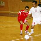 Kike, a la derecha, controla el balón bajo la atenta mirada de un rival