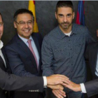 Navarro posa tras la firma de su renovación con los responsables del Barça