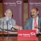 Imagen de la firma del acuerdo Caja España-Cáritas.