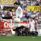 Negredo intenta controlar el balón ante Héctor Moreno.