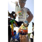 Valverde se agarra su rodilla mientras baja de la bici para dejar el Tour