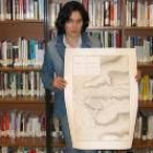 Esperanza Marcos posa mostrando el grabado del sitio francés de Astorga de 1810