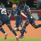 Messi celebra con sus compañeros su gol ante el City. IAN LANGSDON