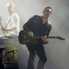 Bono, y Adam Clayton, detrás, durante una actuación de la banda irlandesa.