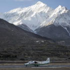 Una avioneta de Tara Airlines durante su aterrizaje en el aeropuerto Jomsom en Katmandú (Nepal).