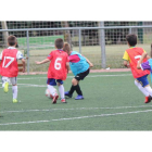 Los niños y niñas de la imagen juegan un partido de fútbol-7 en el que intervienen dos equipos leoneses de categorías inferiores. RAMIRO
