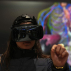 Una visitante estudia la anatomía humana en realidad virtual en el Mobile World Congress). ALEJANDRO GARCÍA