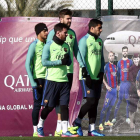 Piqué junto con el mortal tridente culé: Messi, Neymar y Suárez en el entrenamiento. TONI ALBIR