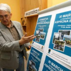 Pablo Salgado, con los carteles promocionales de la marcha de este año.