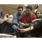 La diputada de Compromís, Mónica Oltra (i), atiende a los medios de comunicación desde su escaño, tras negarse a abandonar el hemiciclo.