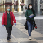Mujeres caminan por la calle ancha en León. FERNANDO OTERO