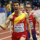 Adel Mechaal celebra el éxito en los 3.000 metros de Belgrado.