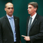 Eduardo y Jair Bolsonaro durante un evento político en Brasilia.