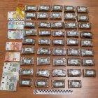 Otra imagen de la droga y dinero encontrado por los agentes. GUARDIA CIVIL