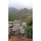 Peñalba de Santiago, coronada por los Montes Aquilianos.