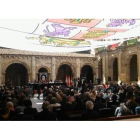 El Claustro de San Isidoro cubierto con la bandera oficial de Castilla y León