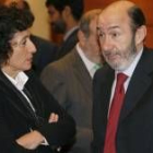 Mercedes Cabrera y Pérez Rubalcaba, conversan en Rabat