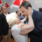 Una mujer abraza efusivamente a José Luis Rodríguez Zapatero al término del mitin celebrado ayer en Toral de los Vados.