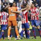 El meta leonés Juan Pablo celebra con el resto de sus compañeros un histórico triunfo.