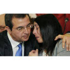 Raquel llora al escuchar el veredicto de culpabilidad y ni el abrazo de su abogado logra consolarla