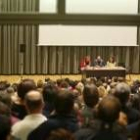 El público desbordó todas las previsiones y mucha gente no pudo tener acceso a la conferencia
