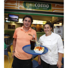 Parte del equipo de profesionales que integra el restaurante Qmcomo, situado en el Centro Comercial y de Ocio Espacio León