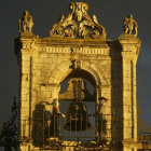 ‘Los maragatos’, en la fachada del Ayuntamiento de Astorga.
